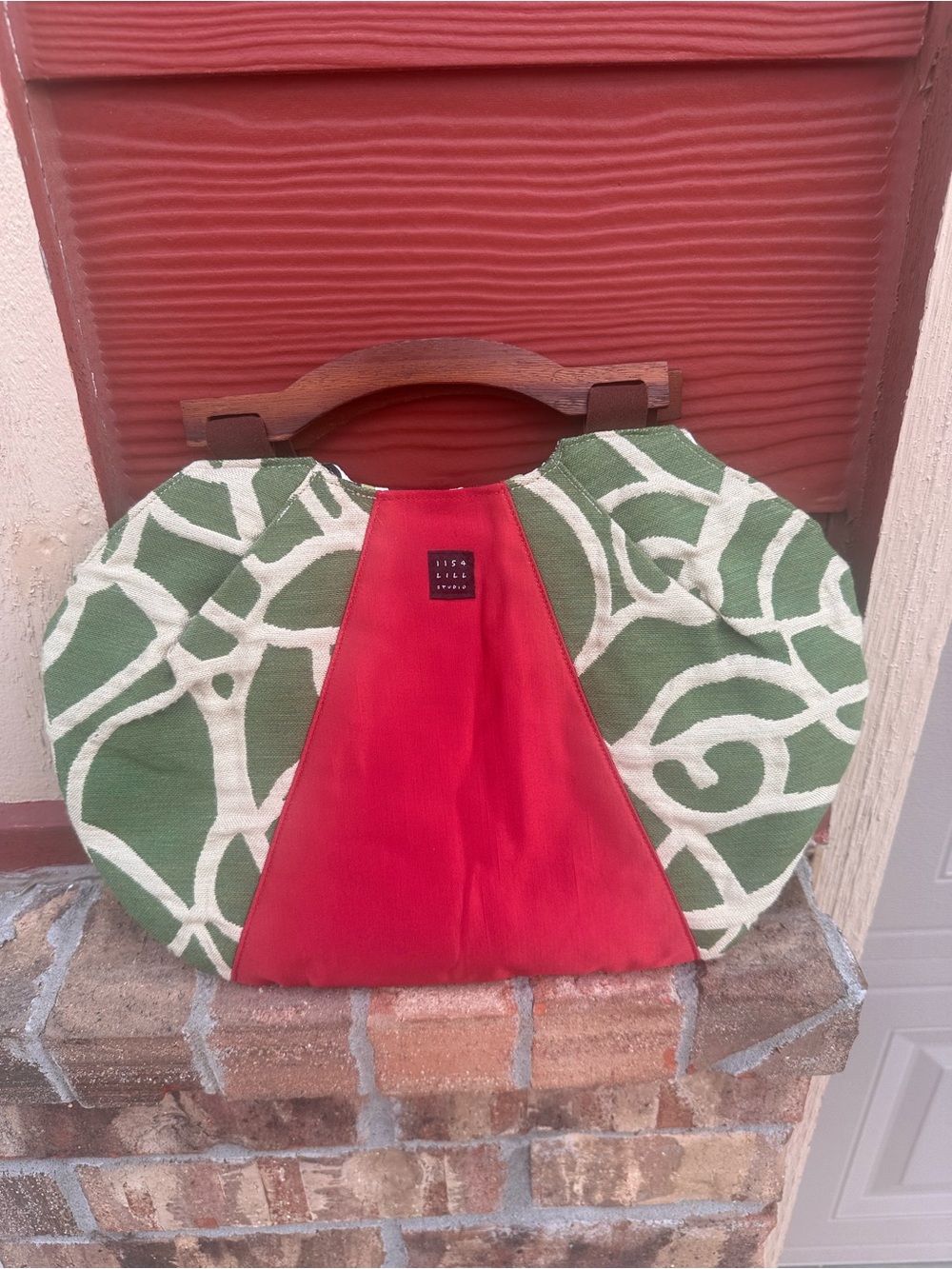 1154 Lisa Lill Studio Oval Top Wood Handle Reversible Bag